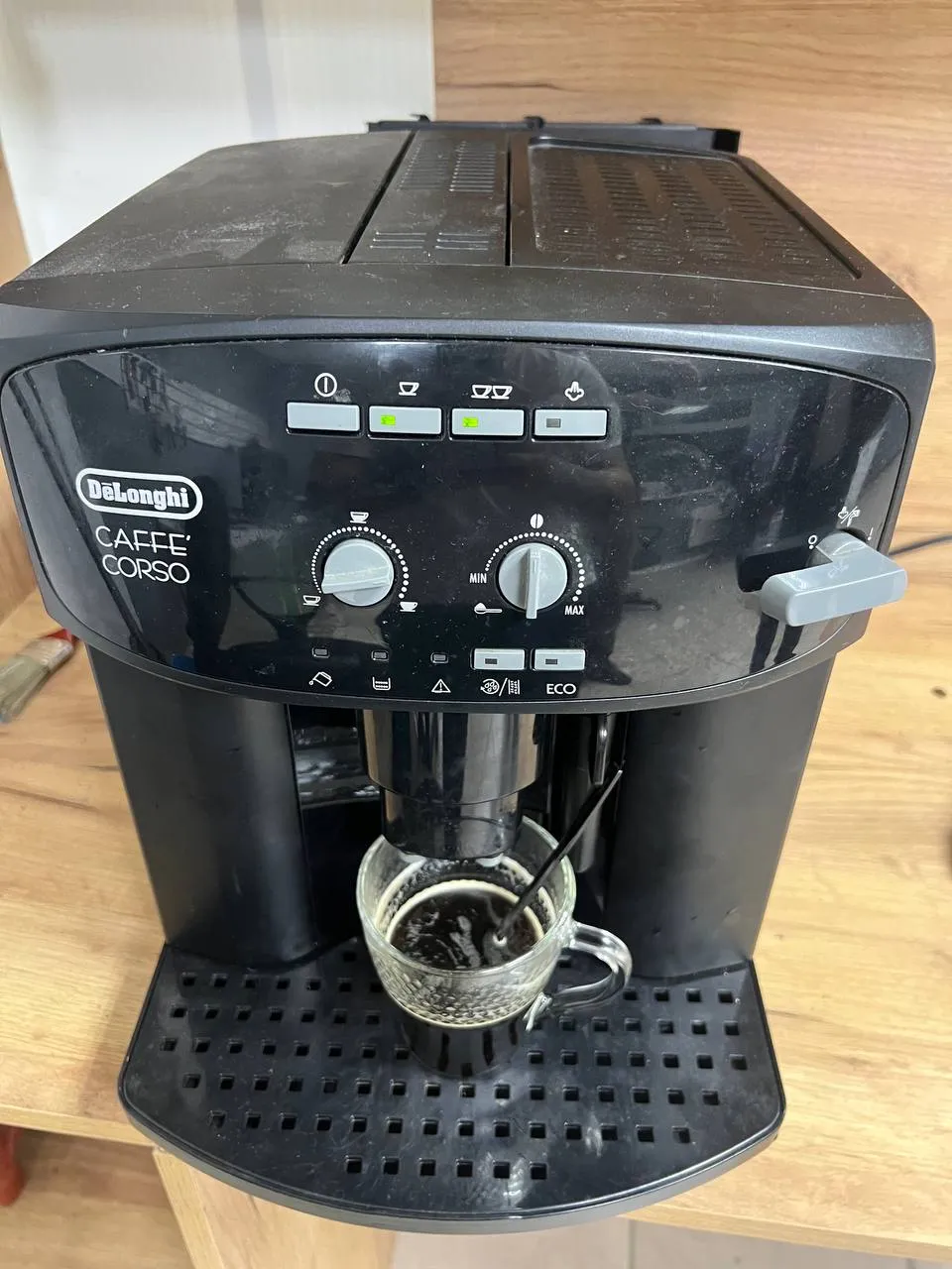Кофемашина De’Longhi Caffè Corso после ремонта и настройки готовит кофе.